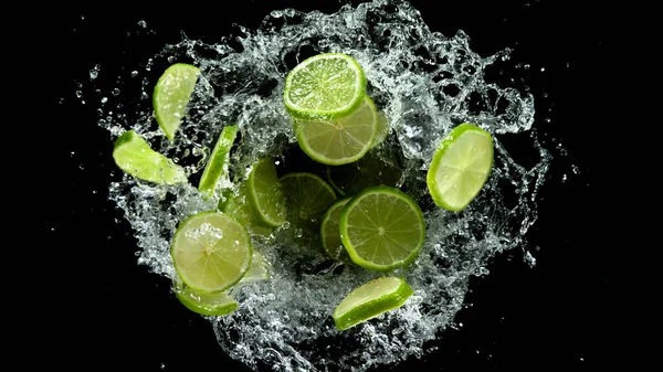Flying Limoenschijfjes Waterplons Geïsoleerd Zwarte Achtergrond — Stockfoto