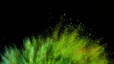 Siyah arkaplanda izole edilmiş renkli barut dönüşünün süper yavaş çekimi. Yüksek hızlı sinema kamerası, 1000fps.