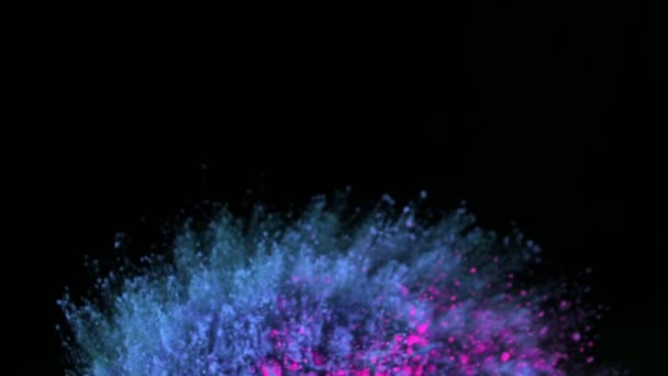 Siyah Arkaplanda Izole Edilmiş Renkli Barut Dönüşünün Süper Yavaş Çekimi — Stok video