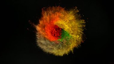 Siyah arkaplanda izole edilmiş renkli barut dönüşünün süper yavaş çekimi. Yüksek hızlı sinema kamerası, 1000fps.