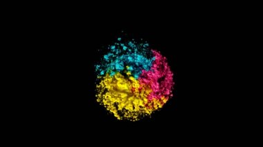 Siyah arkaplanda izole edilmiş renkli barut dönüşünün süper yavaş çekimi. Yüksek hızlı sinema kamerası, 1000fps.