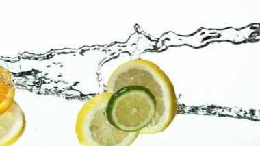 Limonlu ve limonlu süper yavaş çekimde beyaz arka planda su sıçraması. Yüksek hızlı sinema kamerası, 1000 fps..