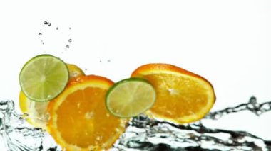 Limonlu, limonlu ve portakal dilimli su sıçramalı süper yavaş çekim. Yüksek hızlı sinema kamerası, 1000 fps..