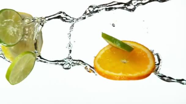 Movimento Super Lento Limão Limão Fatias Laranja Com Respingo Água — Vídeo de Stock