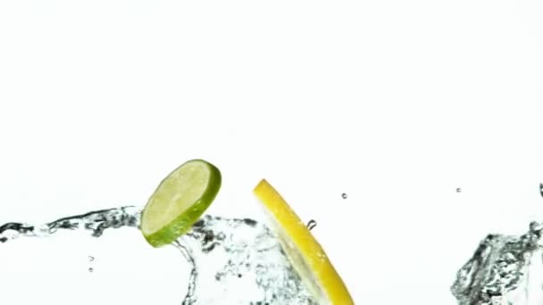 Super Slow Motion Lime Och Citron Skivor Med Vatten Stänk — Stockvideo