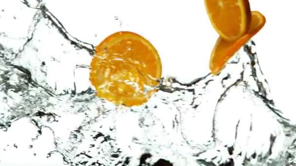 Super Slow Motion Fette Arancia Con Spruzzi Acqua Fondo Bianco — Video Stock