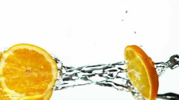 Super Cámara Lenta Rodajas Naranja Con Salpicaduras Agua Sobre Fondo — Vídeos de Stock