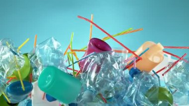 Havaya uçan plastik atıkların süper yavaş çekimi. Yüksek hızlı sinema kamerası, 1000 fps..
