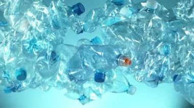 Havaya uçan boş plastik şişelerin süper yavaş çekimi. Yüksek hızlı sinema kamerası, 1000 fps..
