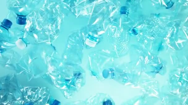 Супер Медленное Движение Пустых Пластиковых Бутылок Летящих Воздух Снято Камеру — стоковое видео