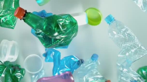 Super Powolny Ruch Plastikowych Odpadów Lecących Powietrze Nagrywane Szybkim Aparacie — Wideo stockowe
