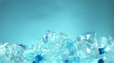 Havaya uçan boş plastik şişelerin süper yavaş çekimi. Yüksek hızlı sinema kamerası, 1000 fps..