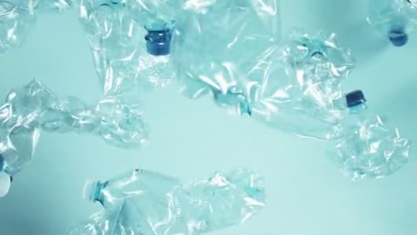 Super Wolny Ruch Pustych Plastikowych Butelek Lecących Powietrze Nagrywane Szybkim — Wideo stockowe