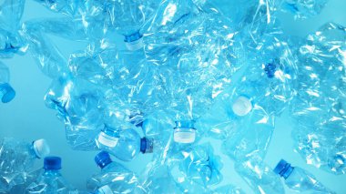 Uçan boş plastik şişeler yığını, plastik kirliliği kavramı.