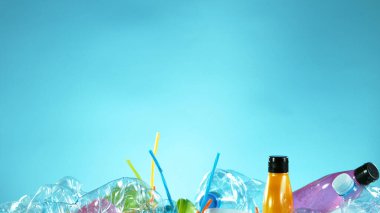 Boş plastik atık yığını, plastik kirliliği kavramı. Metin için boş alan.