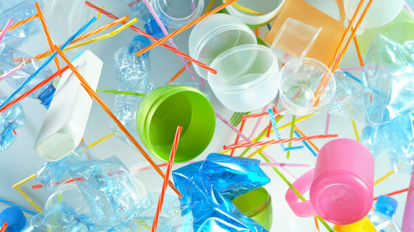 Куча летящих пустых пластиковых отходов, концепция пластического загрязнения
.