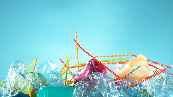 Куча пустых пластиковых отходов, концепция пластического загрязнения. Свободное место для текста
.