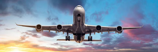 日没の光の中で飛行する乗客の商業航空機 高速旅行 休日やビジネスの概念 — ストック写真