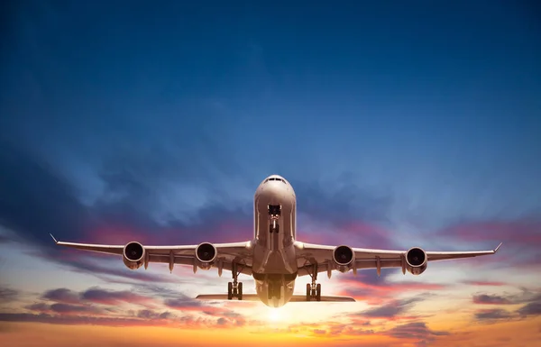 Avião Comercial Passageiros Voando Sob Luz Pôr Sol Conceito Viagens — Fotografia de Stock