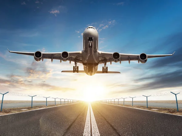 Büyük iki katlı ticari jetliner kalkış. Modern ve en hızlı ulaşım şekli. Arka planda dramatik gün batımı gökyüzü
