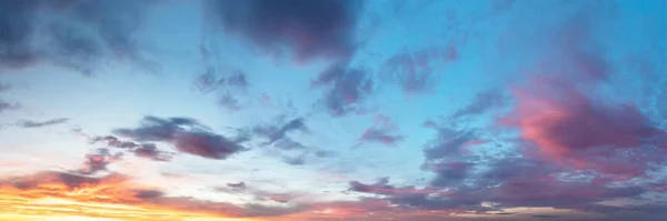 Güzel Gün Batımı Bulutlu Gökyüzü Dramatik Bulutlar Ufukta Güneş — Stok fotoğraf