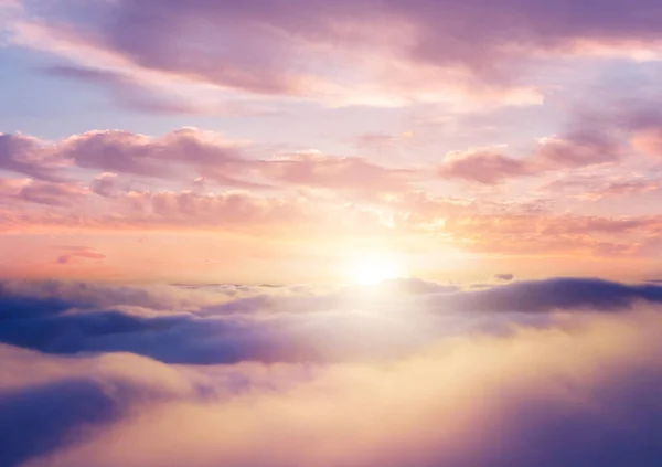 从空中看 美丽的落日多云的天空 云层上方的飞机视图 — 图库照片
