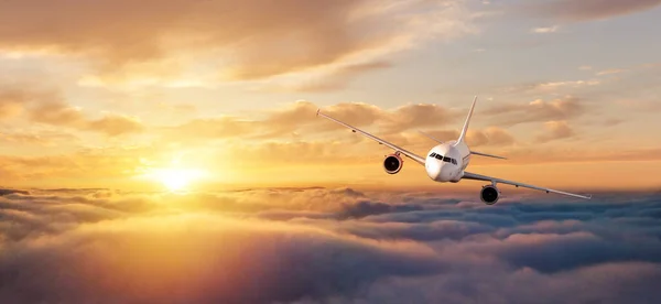 商业飞机飞越戏剧性的日落天空 喷气式飞机是现代最快的运输方式 — 图库照片