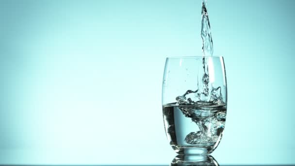 Super Langzame Beweging Van Het Gieten Van Water Glas Gefilmd — Stockvideo