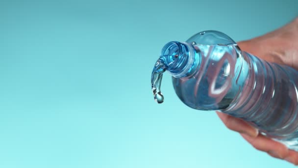 Super Zeitlupe Des Spritzwassers Aus Der Flasche Gefilmt Mit Einer — Stockvideo