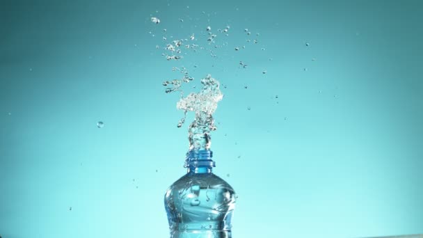 Super Zeitlupe Des Spritzwassers Aus Der Flasche Gefilmt Mit Einer — Stockvideo
