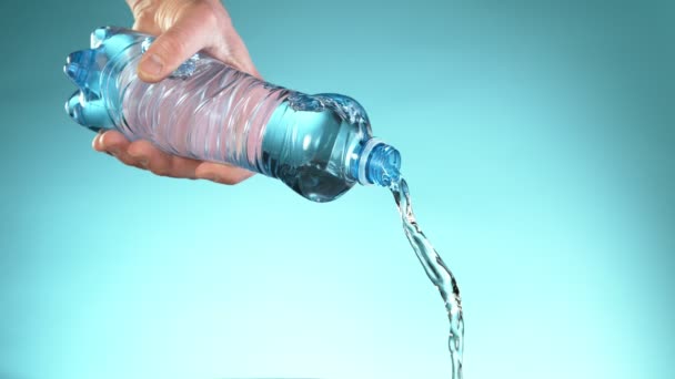Σούπερ Αργή Κίνηση Του Πιτσιλίσματος Νερό Από Μπουκάλι Τραβηγμένο Κάμερα — Αρχείο Βίντεο