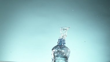 Şişeden su sıçratmanın süper yavaş çekimi. Çok hızlı bir kamerayla çekildi, 1000 fps..
