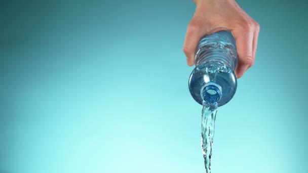 Super Langzame Beweging Van Spetterend Water Uit Fles Gefilmd Zeer — Stockvideo