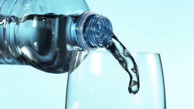 Plastik şişeden cama akan suyun dondurucu hareketi, metin için boş alan