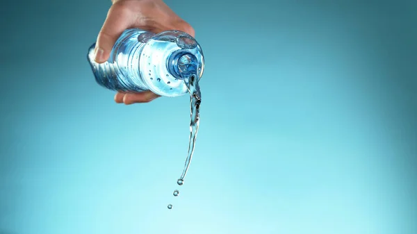 Membeku Gerakan Menuangkan Air Dari Botol Plastik Ruang Kosong Untuk — Stok Foto