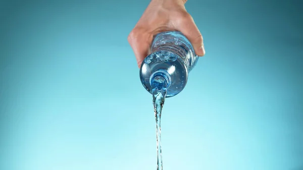 Membeku Gerakan Menuangkan Air Dari Botol Plastik Ruang Kosong Untuk — Stok Foto