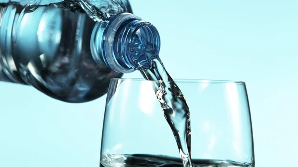 Congelar Movimiento Verter Agua Botella Plástico Vidrio Espacio Libre Para — Foto de Stock