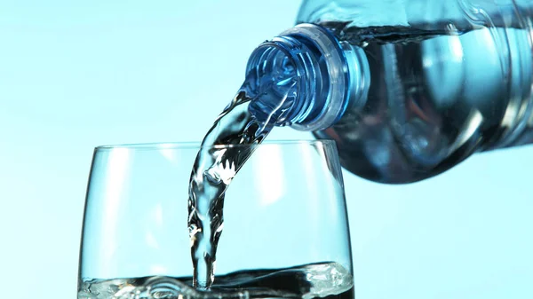 Congelar Movimiento Verter Agua Botella Plástico Vidrio Espacio Libre Para — Foto de Stock