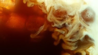 Kahve içeceğinin içine süt koymanın çok yavaş bir yolu. Yüksek hızlı sinema kamerasıyla çekilmiş..