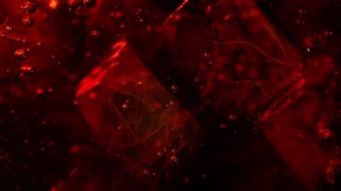 İçinde buz küpleri olan kola içeceği koymanın çok yavaş bir yolu. Yüksek hızlı sinema kamerası, 1000 fps..