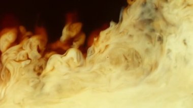 Kahve içeceğinin içine süt koymanın çok yavaş bir yolu. Yüksek hızlı sinema kamerasıyla çekilmiş..