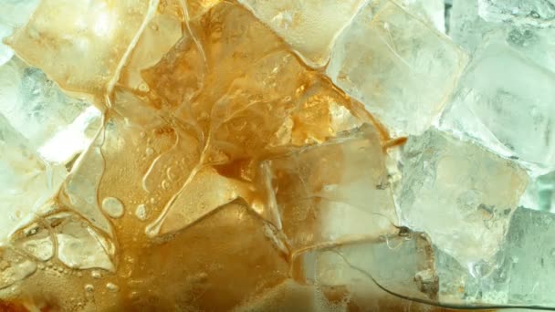 Супер Медленное Движение Заливки Напитка Колой Кубиками Льда Внутри Снято — стоковое видео