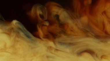 Kahve içeceğinin içine süt koymanın çok yavaş bir yolu. Yüksek hızlı sinema kamerasıyla çekilmiş..