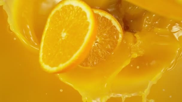 Mouvement Super Lent Tranches Orange Tombant Dans Jus Filmé Sur — Video