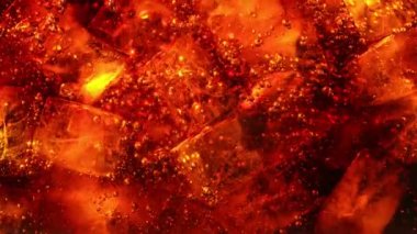 İçinde buz küpleri olan kola içeceği koymanın çok yavaş bir yolu. Yüksek hızlı sinema kamerası, 1000 fps..