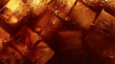 İçinde buz küpleri olan kola içeceği koymanın çok yavaş bir yolu. Yüksek hızlı sinema kamerası, 1000 fps..