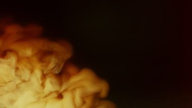 Kahve içeceğinin içine süt koymanın çok yavaş bir yolu. Yüksek hızlı sinema kamerasıyla çekilmiş..