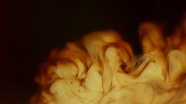 Kahve içeceğinin içine süt koymanın çok yavaş bir yolu. Yüksek hızlı sinema kamerasıyla çekilmiş..