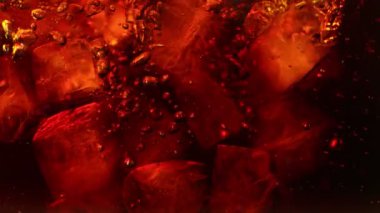 İçinde buz küpleri olan kola içeceği koymanın çok yavaş bir yolu. Yüksek hızlı sinema kamerası, 1000 fps..