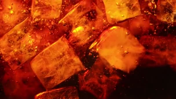 Super Slow Motion Att Hälla Cola Dryck Med Isbitar Inuti — Stockvideo